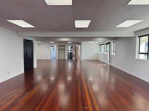 FITTED PARNELL OFFICE WITH BALCONY