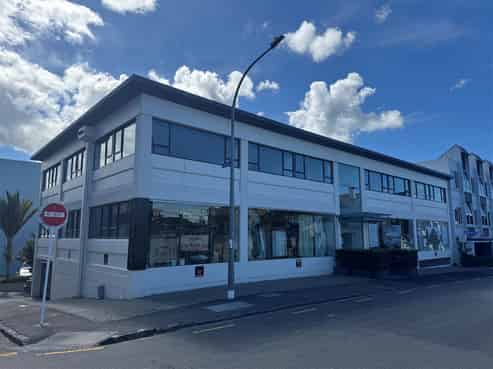 FITTED PARNELL OFFICE WITH BALCONY