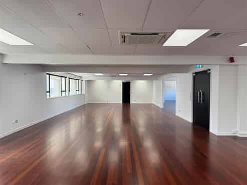 FITTED PARNELL OFFICE WITH BALCONY