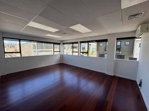FITTED PARNELL OFFICE WITH BALCONY