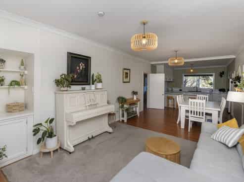 11 Tiromoana Road, Raumati South