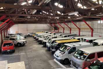 High-exposure warehouse in prime location