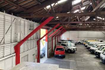 High-exposure warehouse in prime location