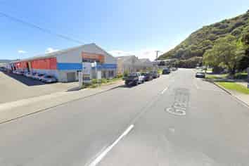 High-exposure warehouse in prime location