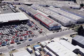 High-exposure warehouse in prime location