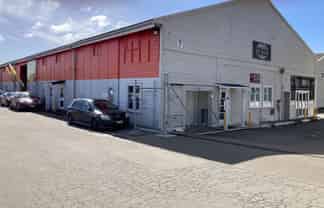 High-exposure warehouse in prime location