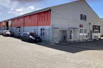 High-exposure warehouse in prime location