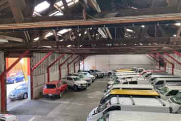 High-exposure warehouse in prime location