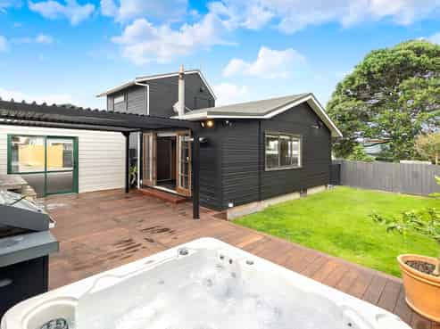 210A Queens Drive, Lyall Bay