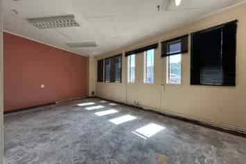 High Profile Office with 3 Car Parks