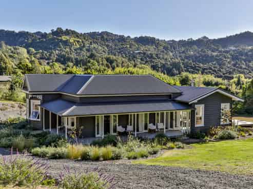 813 West Coast Road, Oratia