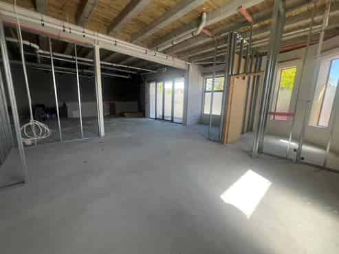 Available now - Near-new commercial building