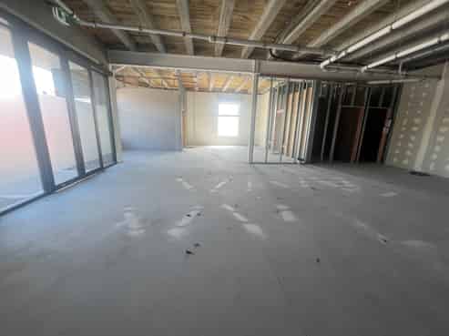 Available now - Near-new commercial building