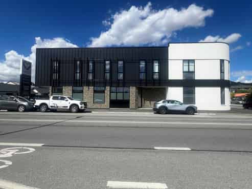 Available now - Near-new commercial building