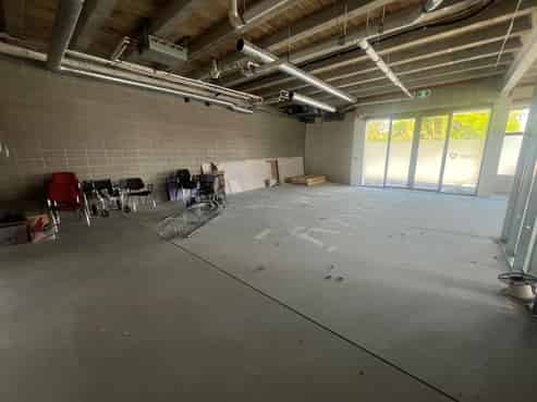 Available now - Near-new commercial building