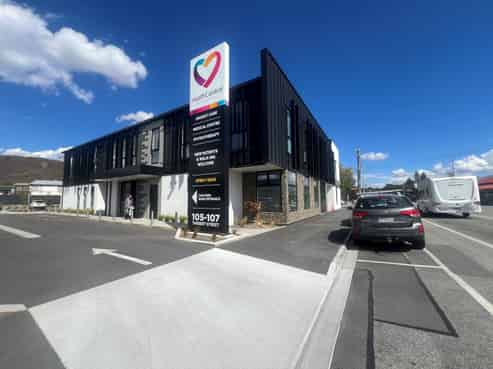 Available now - Near-new commercial building