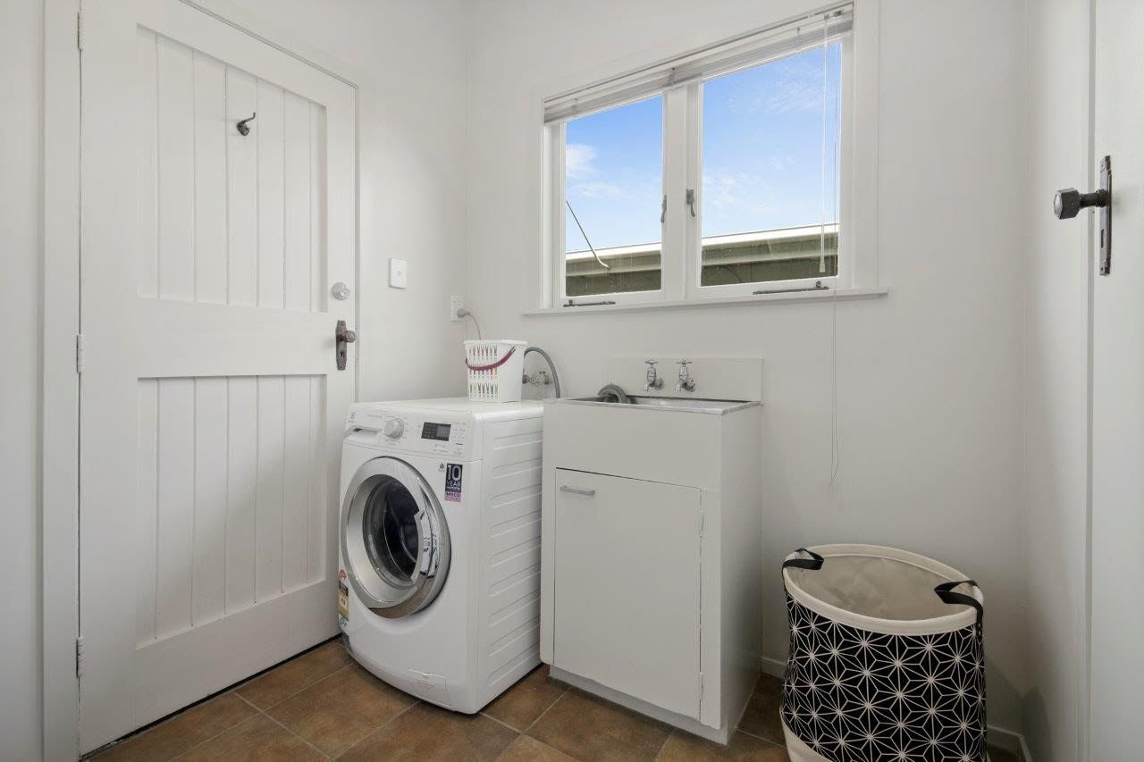 Charming 3-Bedroom Home with Large Backyard & Standalone Garage - Pet-Friendly! - Widok 6