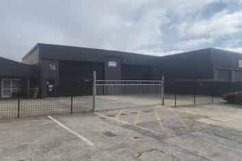 Substantial Industrial Workshop in Secure Yard