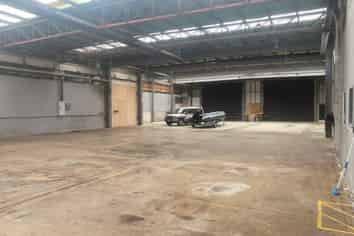 Substantial Industrial Workshop in Secure Yard