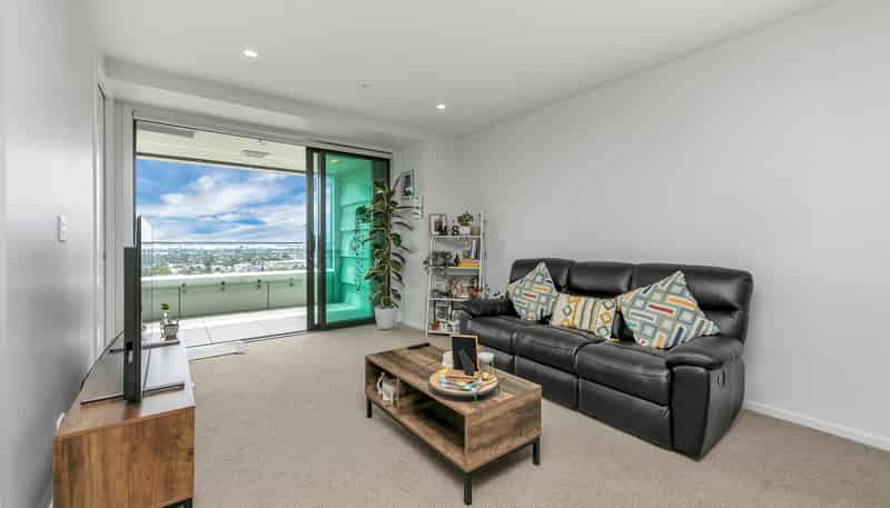 902/8 Waikumete Road, Glen Eden