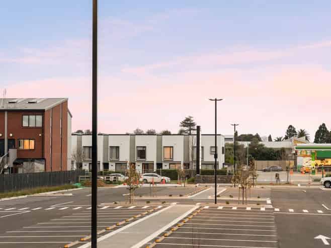 BRAND NEW MEDICAL AND COMMERCIAL CENTRE
