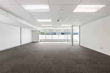Must be Sold – Vacant Office + 5 Parks