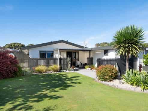8/10 Clifton Road, Haumoana
