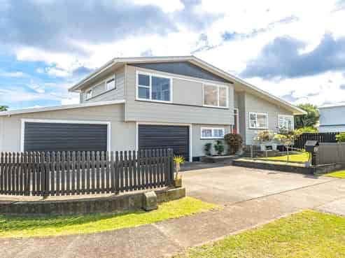 4 Lindsey Crescent, Springvale