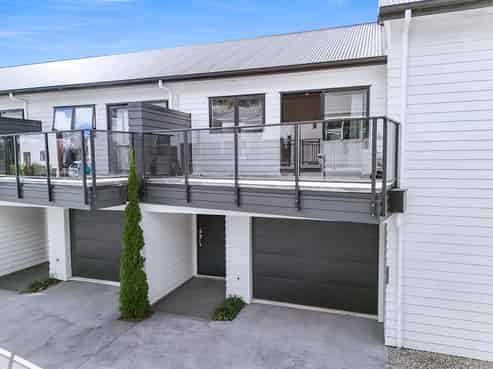 2/18 Hunter Street, Hamilton Lake