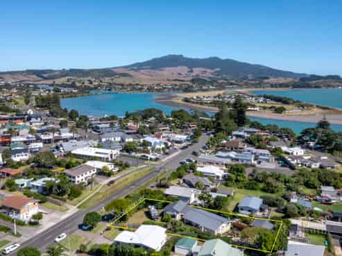 24 Wallis Street, Raglan