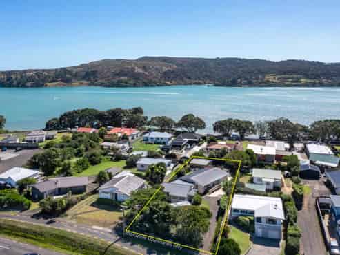 24 Wallis Street, Raglan