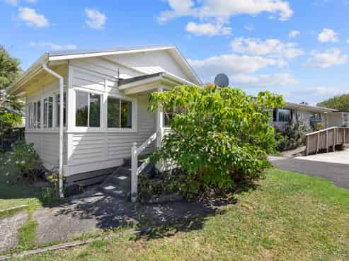 24 Wallis Street, Raglan
