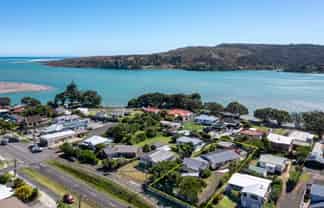 24 Wallis Street, Raglan
