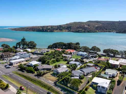24 Wallis Street, Raglan