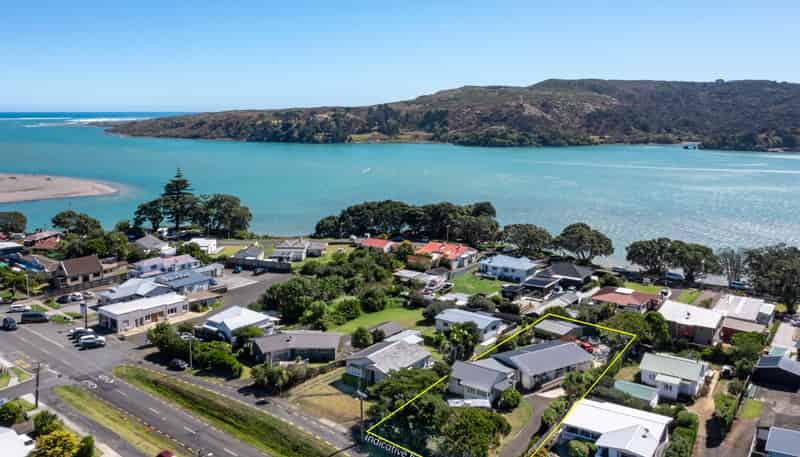 24 Wallis Street, Raglan
