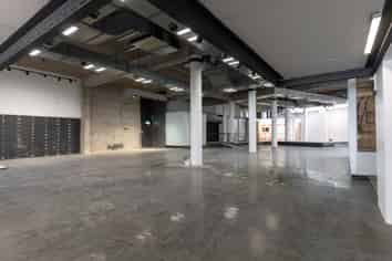 ROAD FRONT HIGH END SHOWROOM