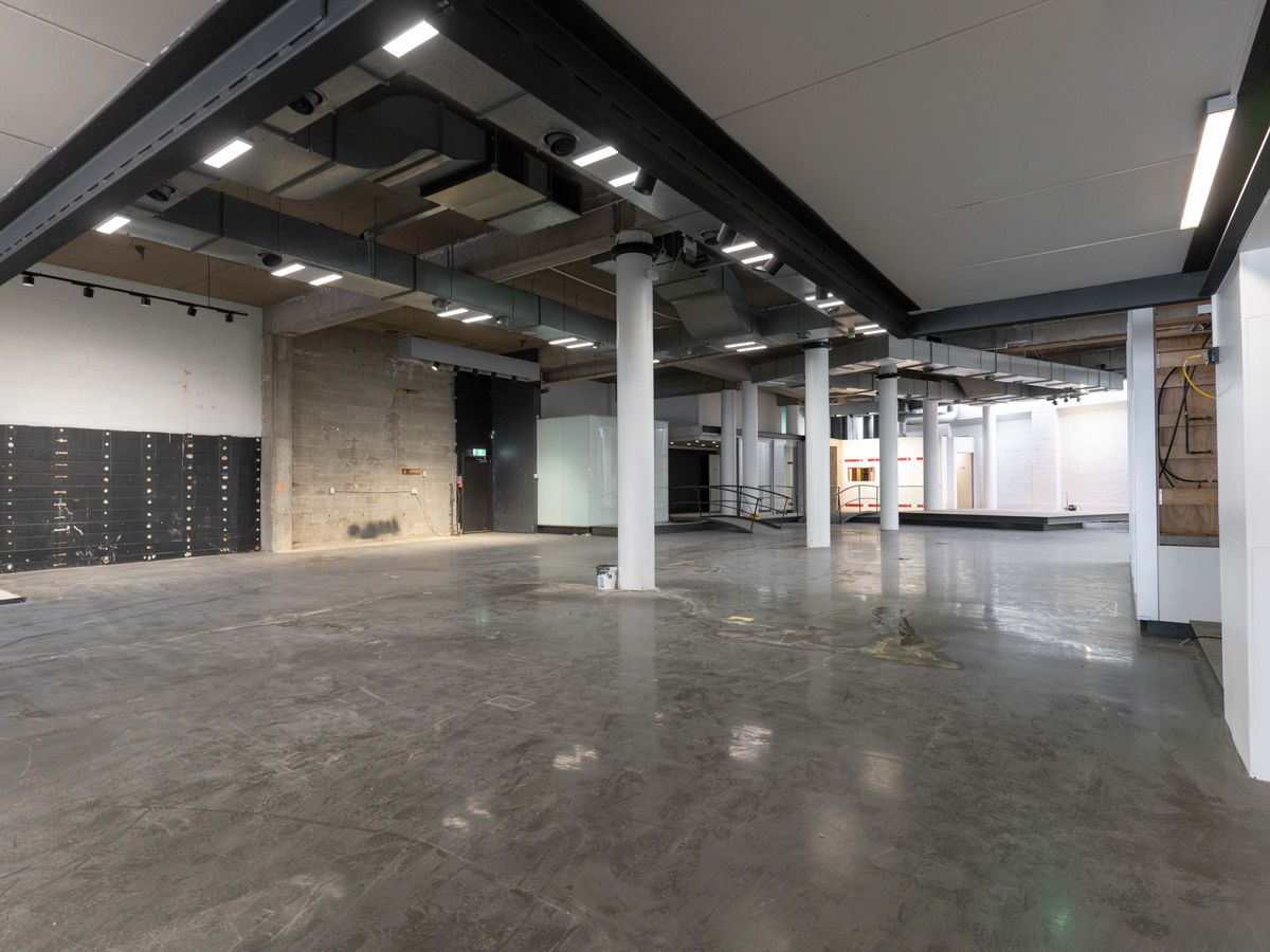 ROAD FRONT HIGH END SHOWROOM - Vista 2