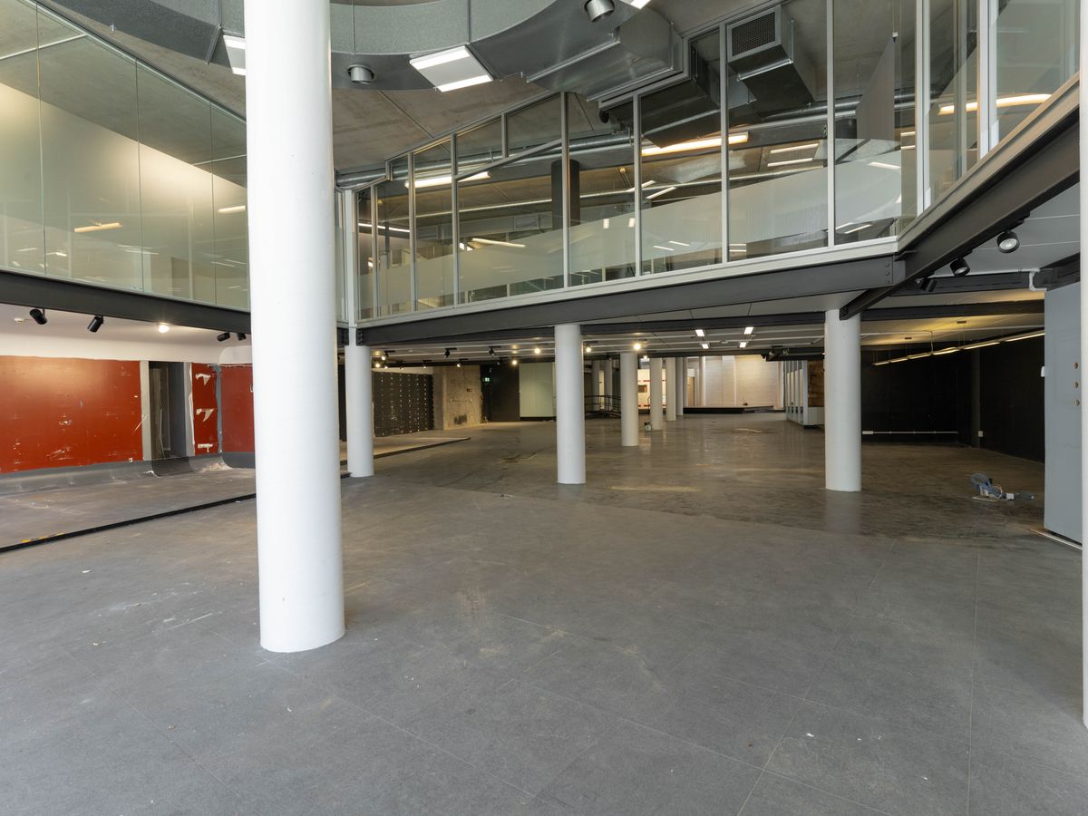 ROAD FRONT HIGH END SHOWROOM - Vista 3
