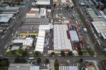 Drive-Through 510m2 Warehouse & 1400m2 Yard