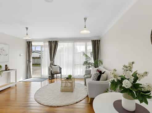 2/1 Saulbrey Grove, Woburn