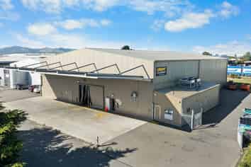 Large Cool Store / Warehouse with Excess Land! 