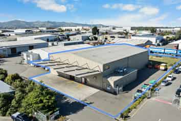 Large Cool Store / Warehouse with Excess Land! 