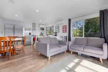 2/137 Awaroa Road, Helensville
