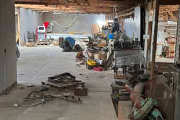 LARGE WORKSHOP WITH OPTIONS GALORE 
