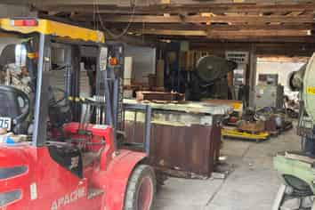 LARGE WORKSHOP WITH OPTIONS GALORE 
