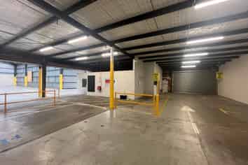 UNIQUE OPPORTUNITY - SHOWROOM / WAREHOUSE