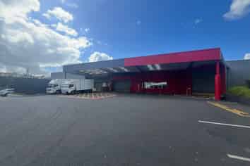 UNIQUE OPPORTUNITY - SHOWROOM / WAREHOUSE