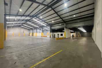 UNIQUE OPPORTUNITY - SHOWROOM / WAREHOUSE