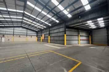 UNIQUE OPPORTUNITY - SHOWROOM / WAREHOUSE