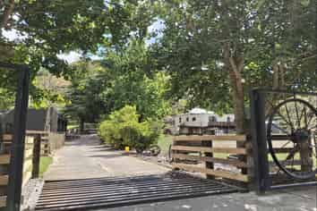 869 Junction Road, Inglewood